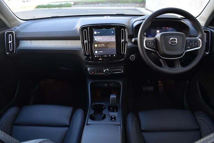2025 Volvo XC40 Plus B4 MY25 Silver Dawn