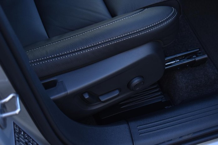 2025 Volvo XC40 Plus B4 MY25 Silver Dawn