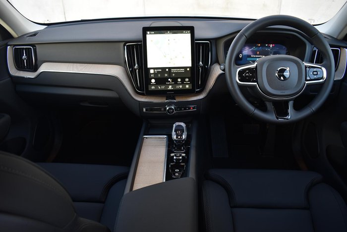 2025 Volvo XC60 Plus B5 Bright