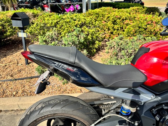 2015 Triumph STREET TRIPLE 660 Red