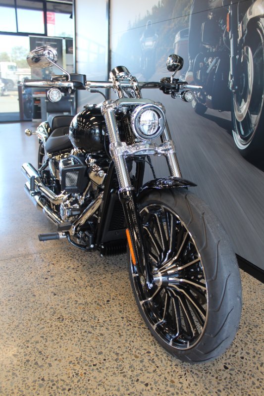 2025 Harley-davidson FXBR BREAKOUT (117) VIVID BLACK