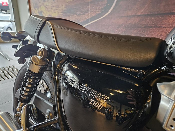 2025 Triumph Bonneville T100 (900cc) Bonneville Black