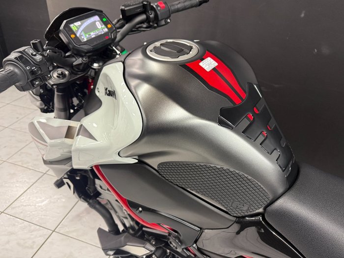 2022 Kawasaki Z900 SUPERNAKED (ZR900) White
