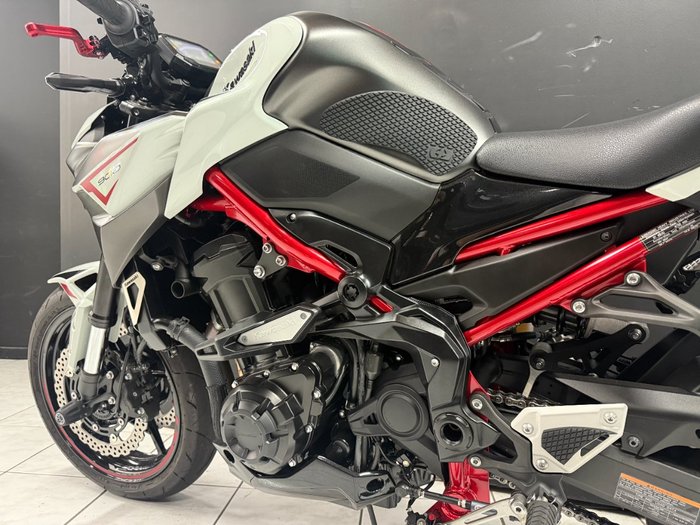2022 Kawasaki Z900 SUPERNAKED (ZR900) White