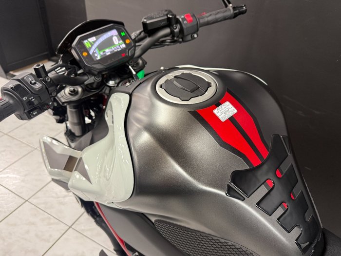 2022 Kawasaki Z900 SUPERNAKED (ZR900) White