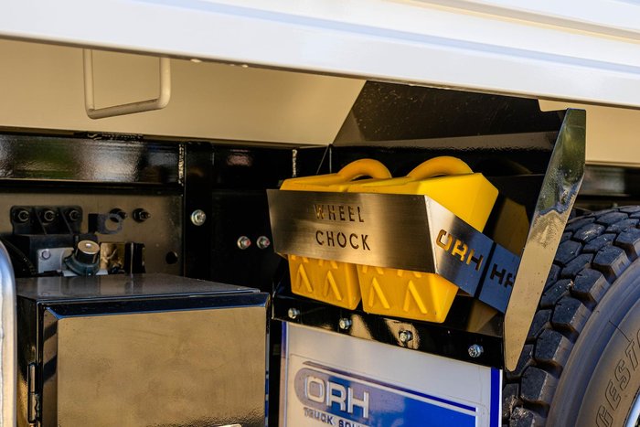 2025 UD Quon CW 25 360 WHITE