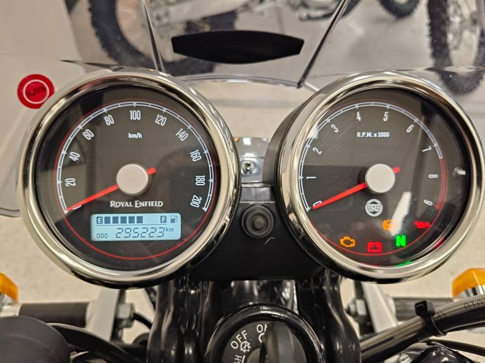 2019 Royal Enfield INTERCEPTOR 650 CLASSIC Silver