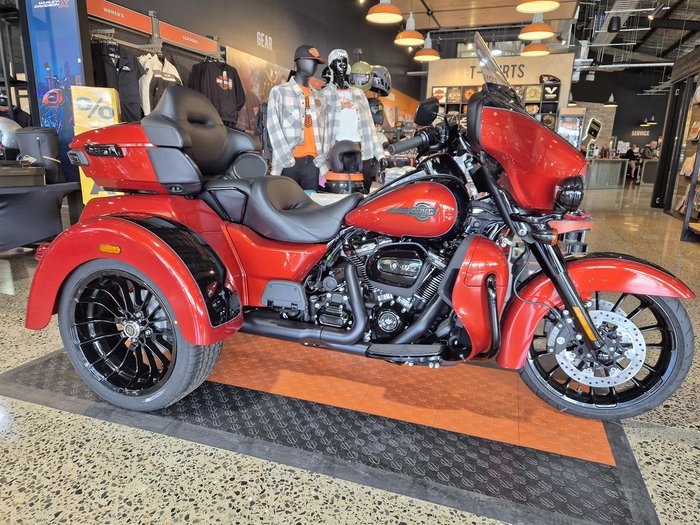 2025 Harley-Davidson Tri Glide Ultra 114 (FLHTCUTG) Trike Black
