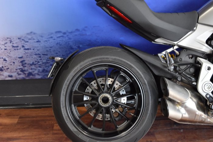 2019 Ducati DIAVEL 1260 (SANDSTONE GREY) Grey