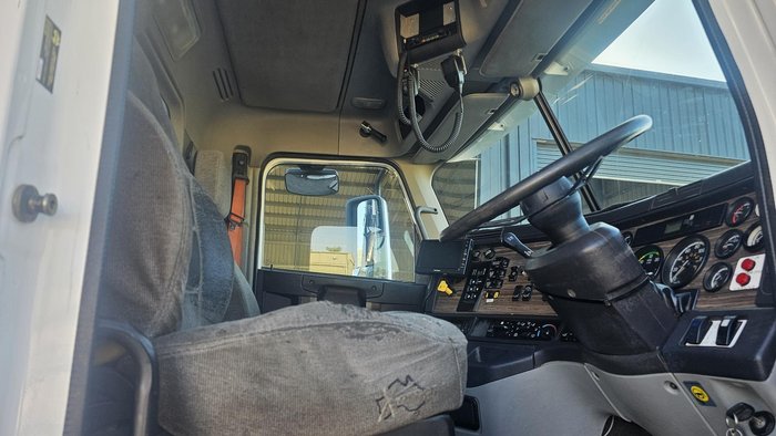 2014 Freightliner Flx C1112 White