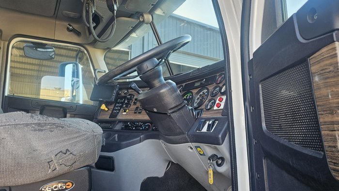 2014 Freightliner Flx C1112 White