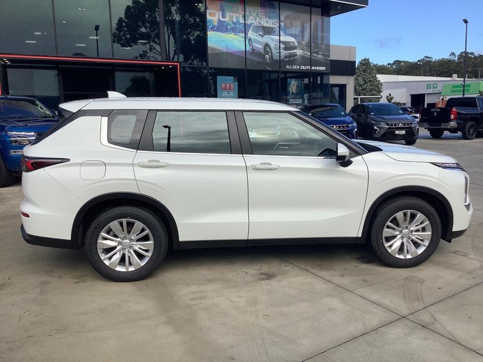 2025 Mitsubishi Outlander ES
