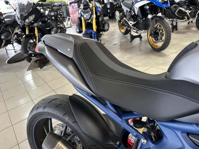2013 Triumph Speed Triple 1050 SE Speed Triple Silver
