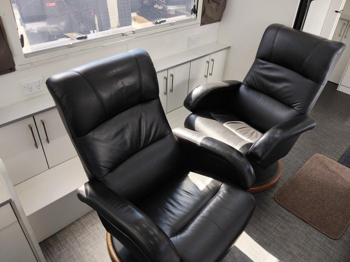2016 New Age Caravans 23Ft Oz Classic With Recliner Lounge Chairs Price Reduction!