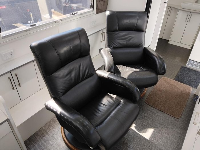 2016 New Age Caravans 23Ft Oz Classic With Full Ensuite And Recliner Lounge Chairs