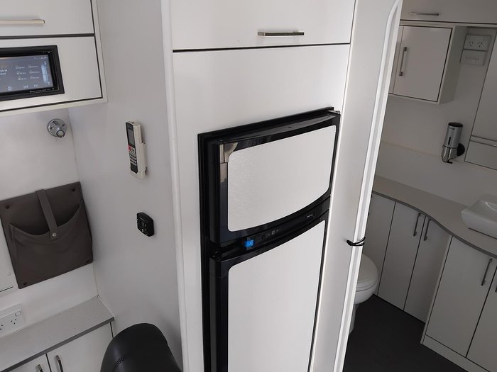 2016 New Age Caravans 23Ft Oz Classic With Recliner Lounge Chairs Price Reduction!