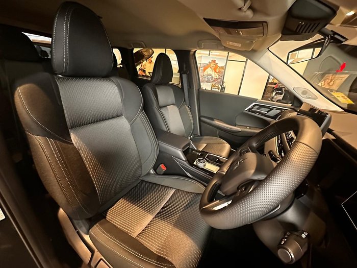 2025 Mitsubishi Outlander LS