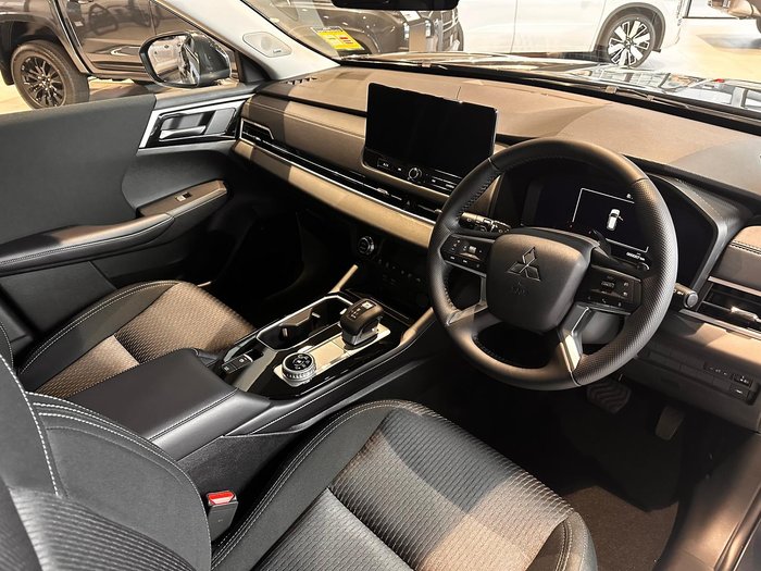 2025 Mitsubishi Outlander LS