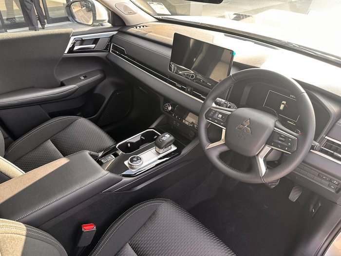 2025 Mitsubishi Outlander LS