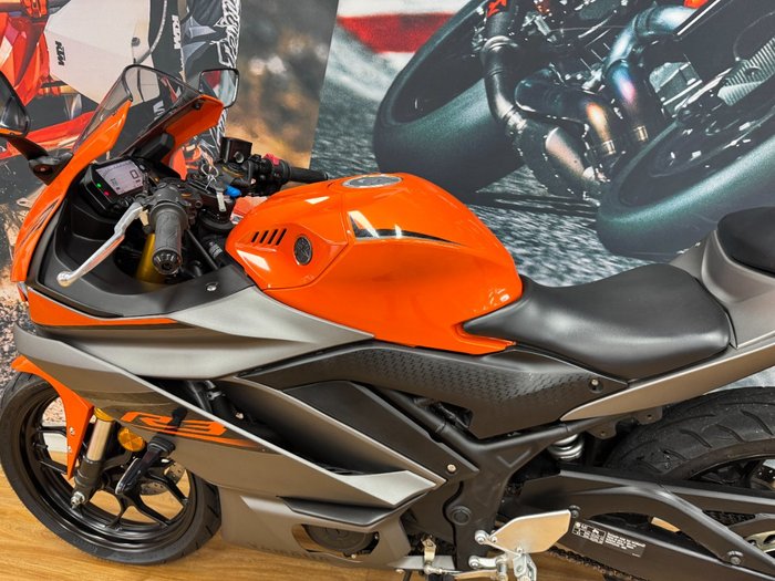 2022 Yamaha YZF-R3 VIVID ORANGE