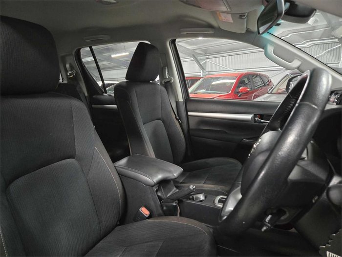 2020 Toyota Hilux SR5