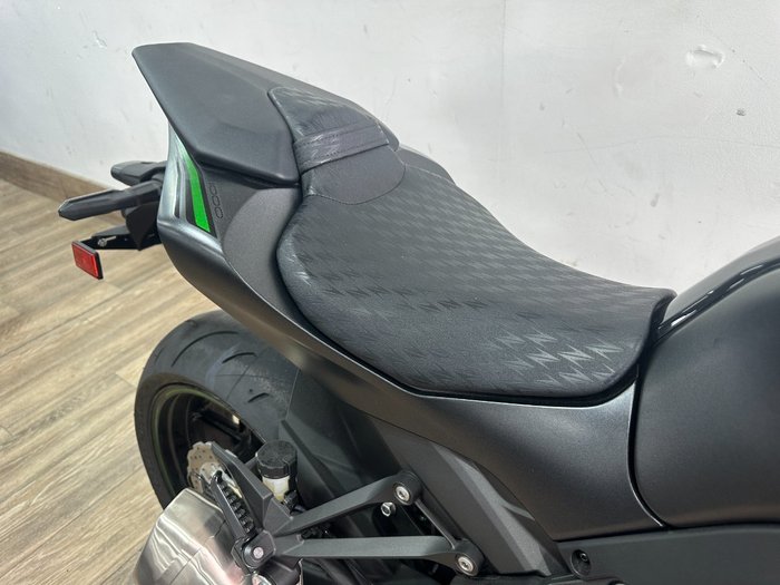 2025 Kawasaki ZR1000 GREEN