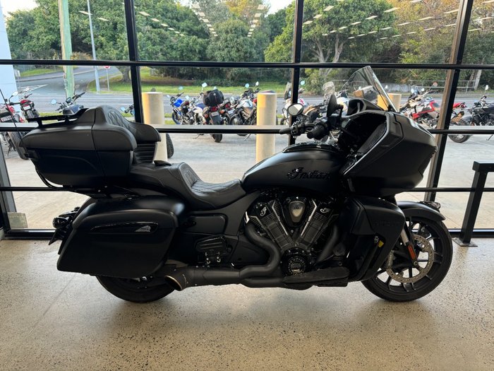 2023 INDIAN PURSUIT DARK HORSE PREMIUM BLACK