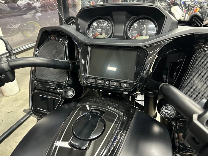 2023 INDIAN PURSUIT DARK HORSE PREMIUM BLACK