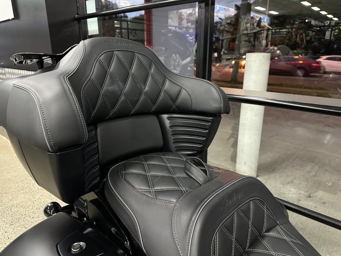 2023 INDIAN PURSUIT DARK HORSE PREMIUM BLACK