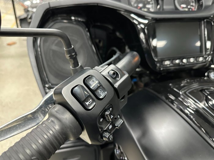 2023 INDIAN PURSUIT DARK HORSE PREMIUM BLACK