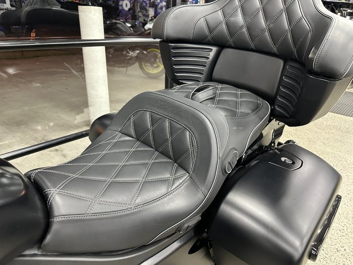 2023 INDIAN PURSUIT DARK HORSE PREMIUM BLACK