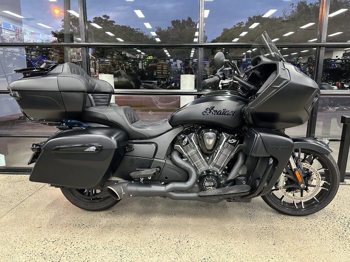 2023 INDIAN PURSUIT DARK HORSE PREMIUM BLACK