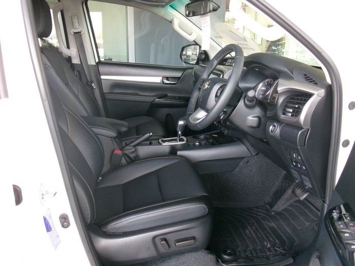 2025 Toyota Hilux SR5 48V