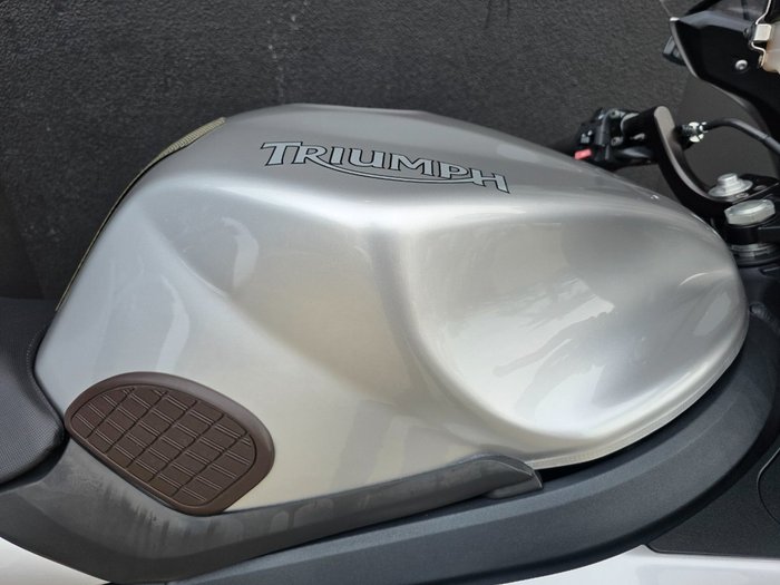 2011 Triumph SPRINT GT SILVER