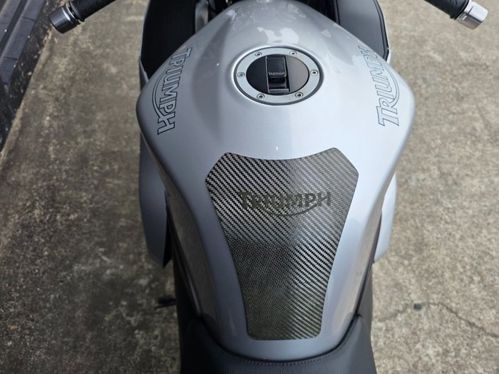 2011 Triumph SPRINT GT SILVER