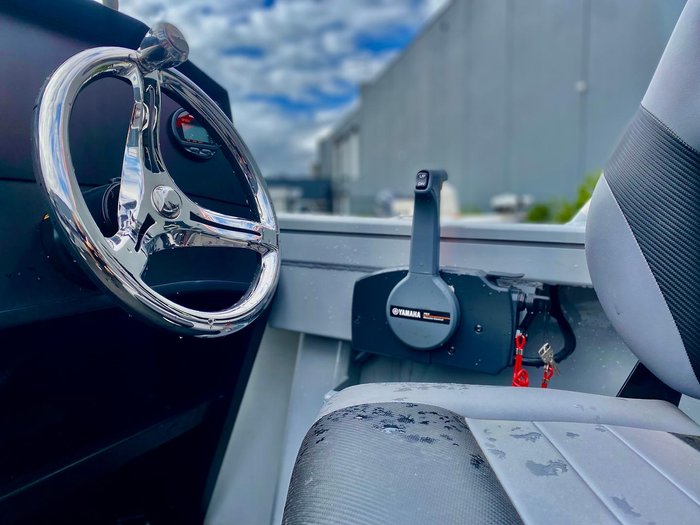 2023 Stessl 490 Trophy Side Console