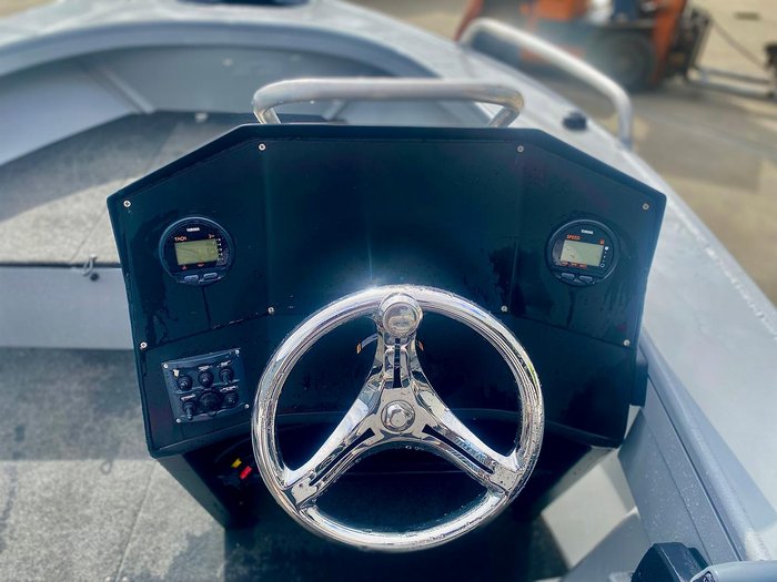 2023 Stessl 490 Trophy Side Console