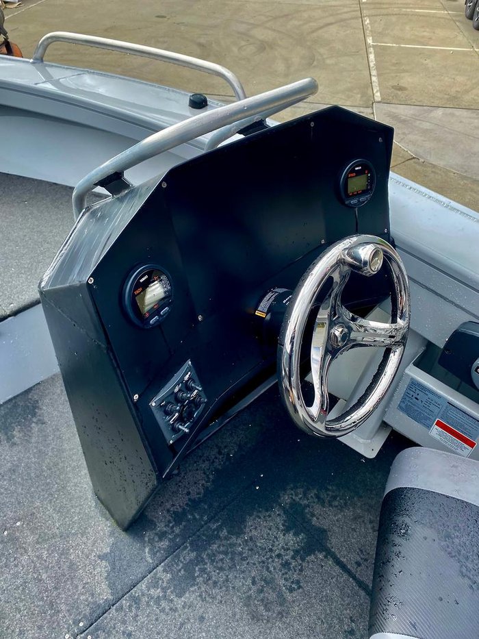 2023 Stessl 490 Trophy Side Console