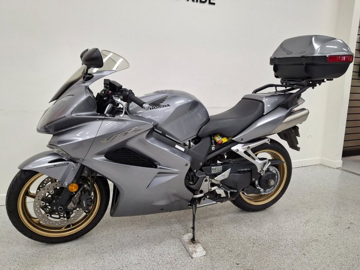 Honda 2011 HONDA 800CC VFR8009 Silver