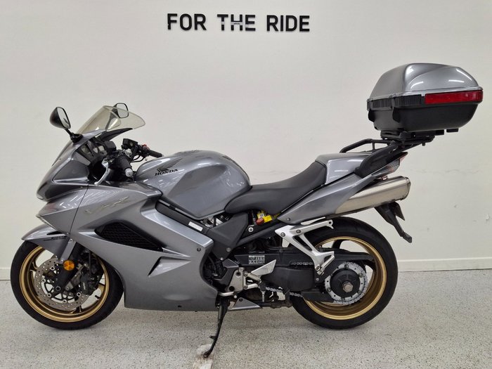 Honda 2011 HONDA 800CC VFR8009 Silver