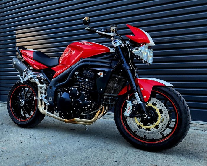 2010 Triumph Speed Triple 1050 SE Speed Triple Red
