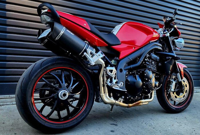 2010 Triumph Speed Triple 1050 SE Speed Triple Red