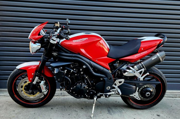 2010 Triumph Speed Triple 1050 SE Speed Triple Red