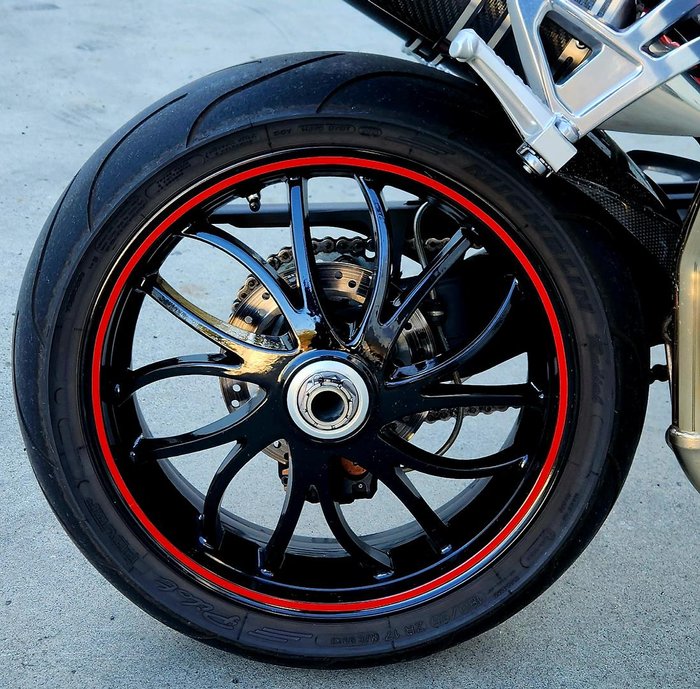 2010 Triumph Speed Triple 1050 SE Speed Triple Red