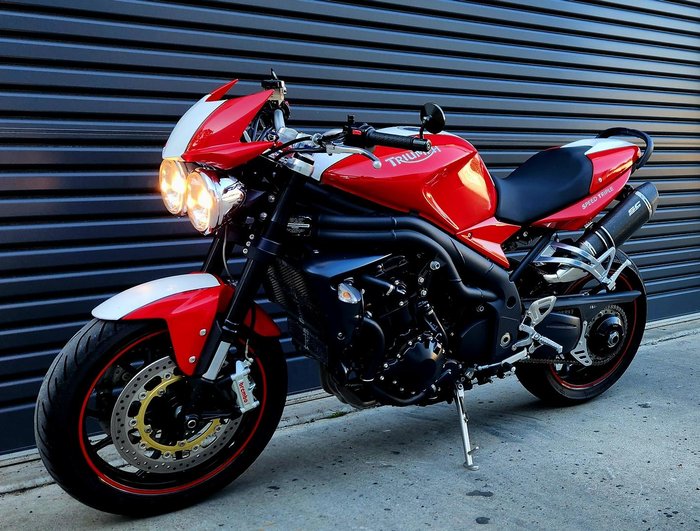 2010 Triumph Speed Triple 1050 SE Speed Triple Red