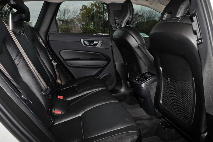 2021 Volvo XC60 B5 Momentum MY22 AWD Ice White