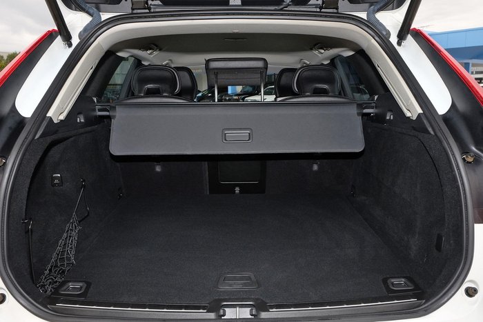 2021 Volvo XC60 B5 Momentum MY22 AWD Ice White