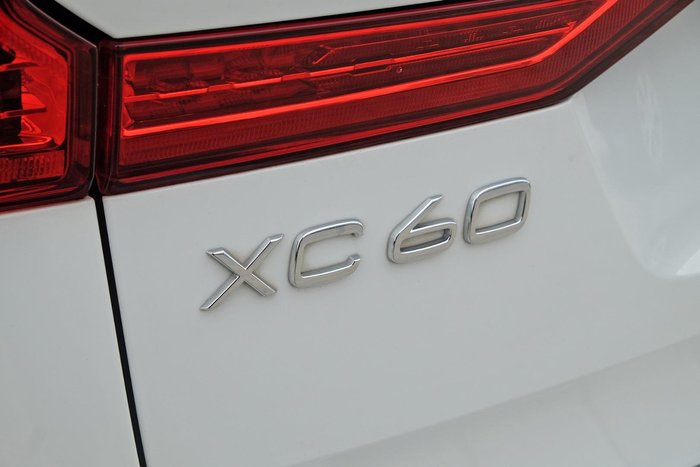 2021 Volvo XC60 B5 Momentum MY22 AWD Ice White