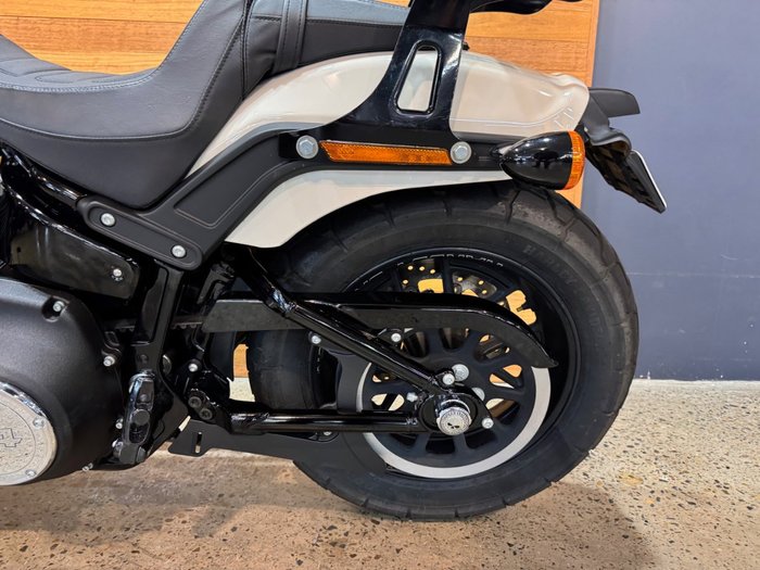 2022 Harley-davidson FXFBS FAT BOB (114) WHITE SAND PEARL