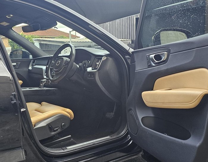 2019 Volvo XC60 D4 Momentum MY19 AWD Onyx Black